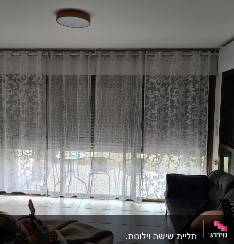 צעצועים וקסדה על שולחן בסלון